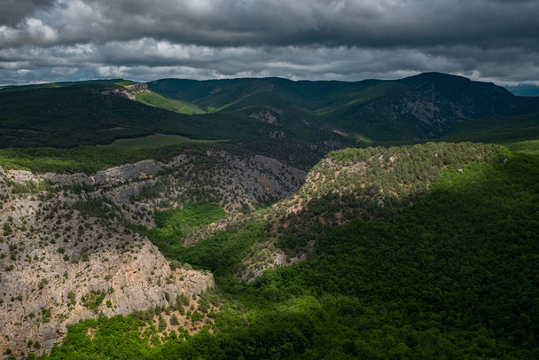 Весною гори вкриті молодим зеленим лісом. Перед штормом. Кримські гори, Чорнориченський каньйон. - Фото, зображення