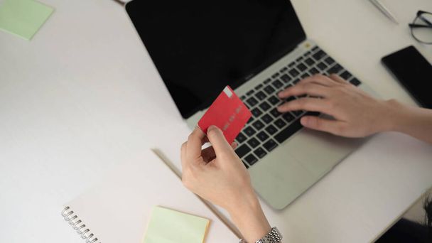 Mujer que utiliza ordenador portátil para la compra en línea con tarjeta de crédito
 - Foto, Imagen