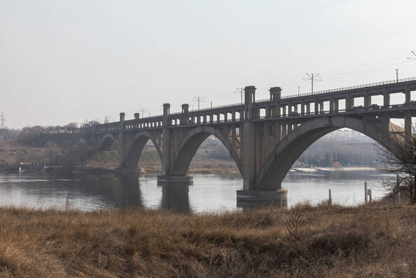 Pohled na most Preobragensky v Zaporizhzhia v dopoledních hodinách. Ukrajina - Fotografie, Obrázek