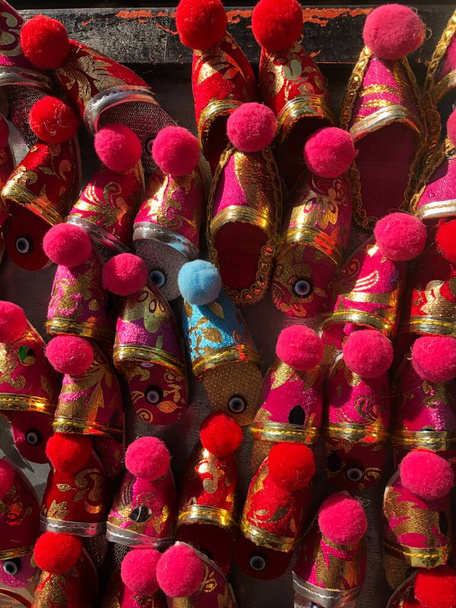 Chaussons turcs colorés. Babouche turque traditionnelle à vendre au Grand Bazar à Istanbul, Turquie
. - Photo, image
