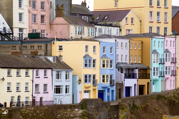 Tenby, Pembrokeshire, Galler, İngiltere 'deki limanın üzerindeki çeşitli renkli evler. - Fotoğraf, Görsel