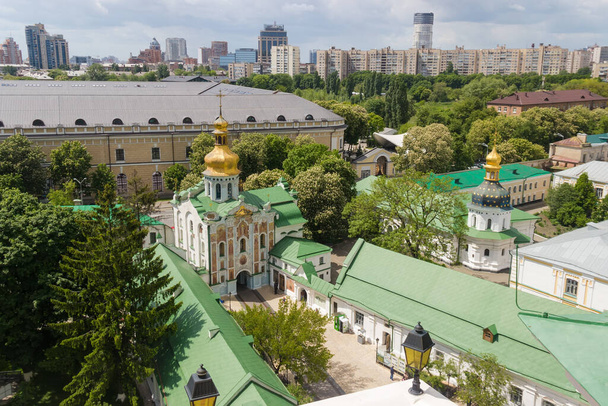 Gate Church of the Trinity and Church of St. Nicholas of Kyiv Pechersk Lavra, Oekraïne. Uitzicht vanaf de klokkentoren van Lavra - Foto, afbeelding