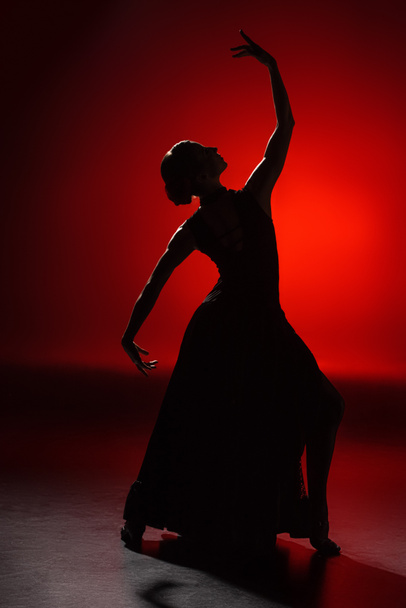 silhouette di elegante ragazza danza flamenco sul rosso
 - Foto, immagini