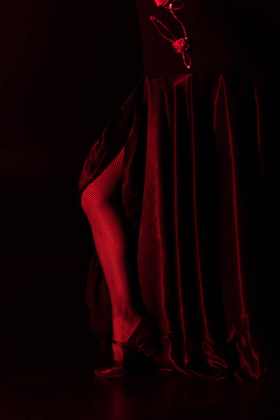 rajattu näkymä nuori nainen tanssii flamenco eristetty musta
  - Valokuva, kuva
