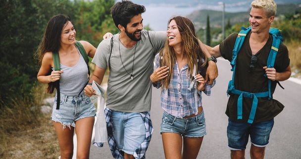 Group of happy people, friends with backpack at summer vacation outdoor - Foto, afbeelding