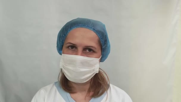 保護滅菌顔マスクを持つ医療研究室の労働者は、病院で標識を示しています。コロナウイルス(2019-nCoV) 。ウイルス対策｜ヒューマンヘルスコンセプト. - 映像、動画