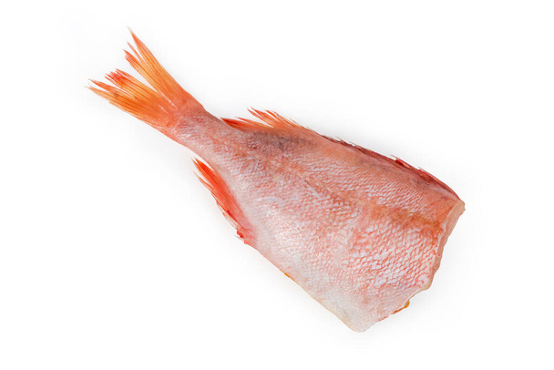 Сырая безголовая туша красных рыб, также известная как океанский окунь или норвежский пикша на белом фоне
 - Фото, изображение