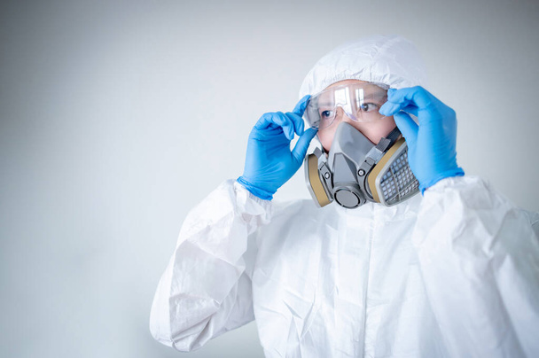 生物学的危険化学防護服、ゴーグル、マスクを身に着けている科学者やウイルス学者の男。PPEを着用した男性医師または医療従事者およびコロナウイルス(COVID-19)感染を予防するためのゴム手袋. - 写真・画像