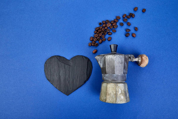 Pose plate de cafetière et haricots fond tendance bleu.. concept d'amour du café. Cafetière Moka. Espresso maker. Processus de fabrication de café naturel à partir de grains. Vue de dessus. Espace de copie
. - Photo, image