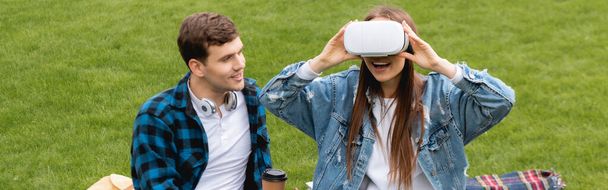 en-tête de site Web de joyeux étudiant regardant fille excitée dans le casque de réalité virtuelle
  - Photo, image
