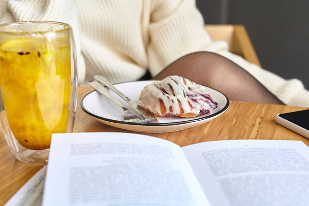 dessert sucré avec une tasse de café et les mains féminines avec un téléphone
 - Photo, image