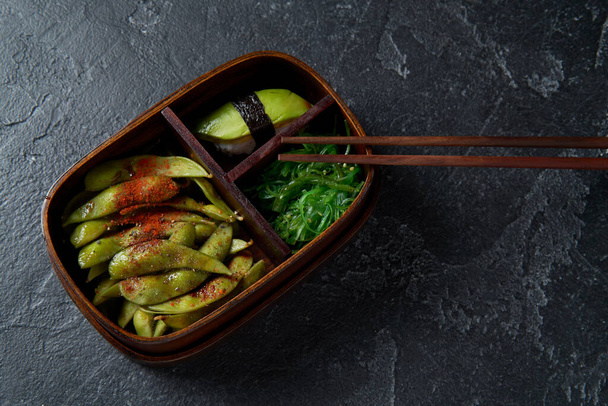 Aasialaista ruokaa rasvainen vedeterian ateriat puinen Bento laatikko ravintolasta. Valmiiden elintarvikkeiden toimittaminen
. - Valokuva, kuva