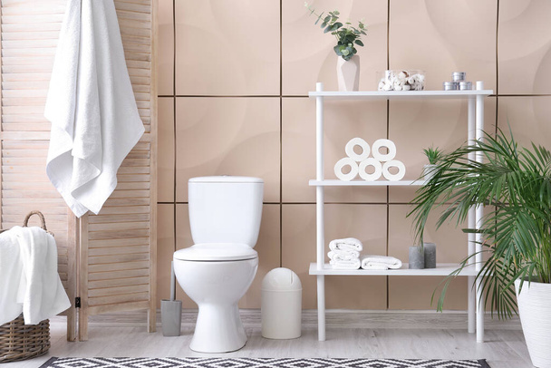 Toiletpot en rollen papier in het toilet - Foto, afbeelding