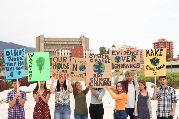 Personas que protestan contra el cambio climático. Jóvenes de diferentes países mostrando su ideología. Jóvenes juntos bajo la misma defensa - Imagen
 - Foto, imagen