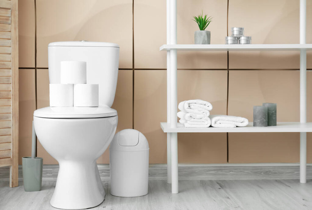 Toilettenschüssel und Papierrollen in der Toilette - Foto, Bild