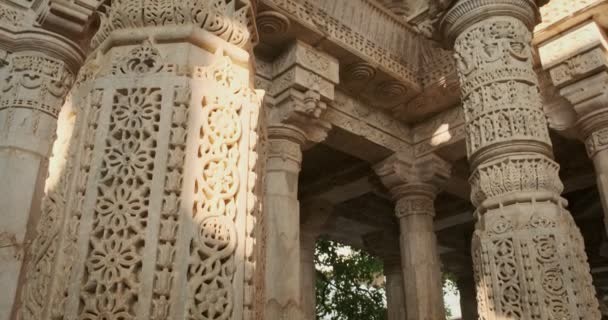 Kolumny filary pięknej świątyni Ranakpur Jain lub Chaturmukha Dharana Vihara. Marmurowe starożytne średniowieczne rzeźby rzeźby rzeźby świętego miejsca kultu dżinizmu. Ranakpur, Radżastan. Indie - Materiał filmowy, wideo