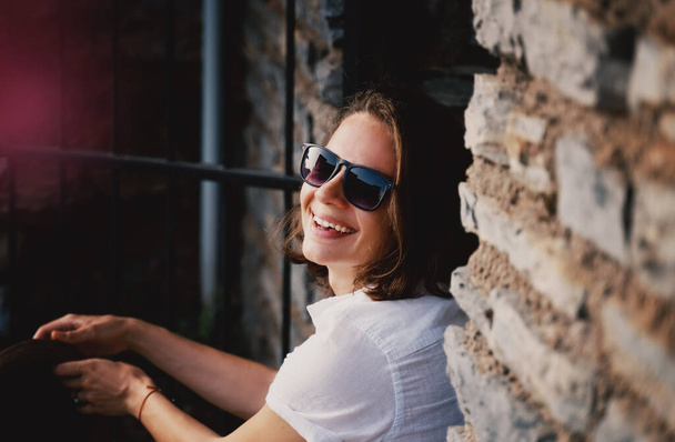 Close up shot of stylish young woman in sunglasses smiling, Beautiful female model - Foto, afbeelding