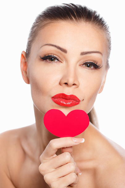 Portrait of Beautiful gorgeous woman with glamour bright makeup and red heart in hand - Foto, immagini
