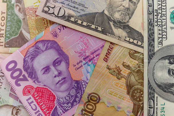 Πολυμερές νομισματικό υπόβαθρο των δολαρίων, ρωσικά ρούβλια και ουκρανικά εθνικού νομίσματος - Φωτογραφία, εικόνα