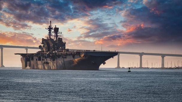 Un buque de la Marina de los Estados Unidos sale de la Bahía de San Diego hacia el Océano Pacífico
. - Foto, Imagen