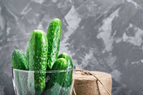 Makro zdjęcie ogórka warzywnego w szklanym wazonie. Tekstura tło dojrzałe soczyste soczyste warzywa ogórki. Wizerunek warzywnego zielonego ogórka spożywczego - Zdjęcie, obraz