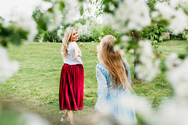 Girl, daughter with mother, blooming Apple trees, trees, flowers, branches, spring, summer, beauty, nature, communication, family, kiss, meeting - 写真・画像