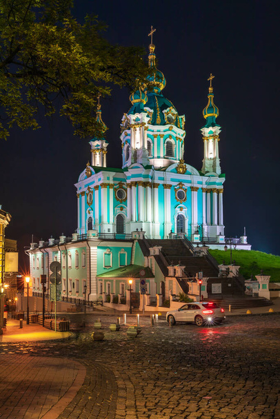 Andriyivskyy Descent on historiallinen laskeutuminen yhdistää Kiovan Yläkaupunki ja Podil alueella yöllä. - Valokuva, kuva