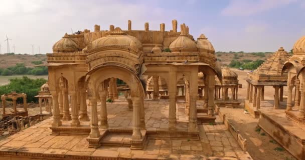 Bada bagh cenotaphs (Hindoe graf mausoleum) gemaakt van zandsteen in Indiase Thar woestijn. Jaisalmer, Rajasthan, India. Horizontaal pannen - Video