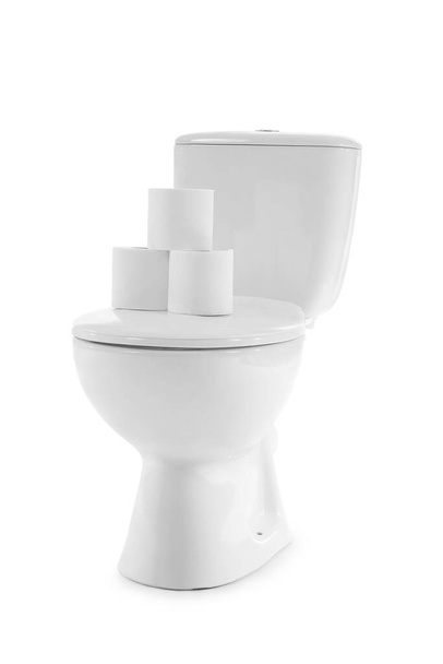 Туалетная чаша и рулоны бумаги на белом фоне - Фото, изображение