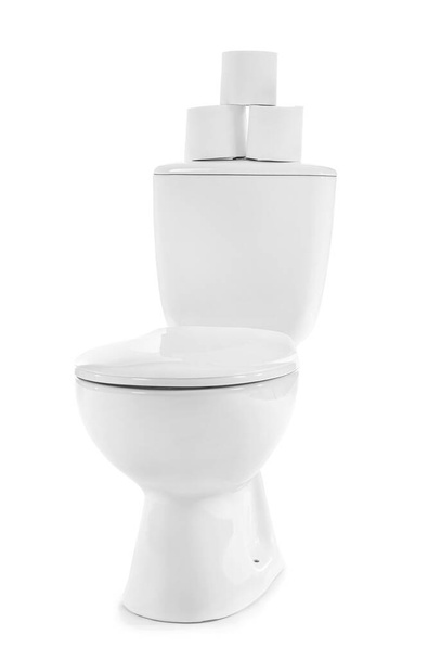 Bol de toilette et rouleaux de papier sur fond blanc - Photo, image