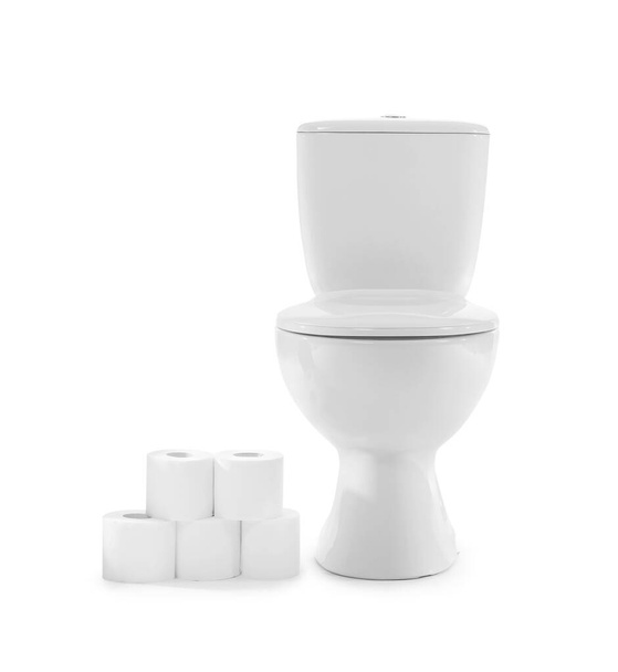 Toilettenschüssel und Papierrollen auf weißem Hintergrund - Foto, Bild