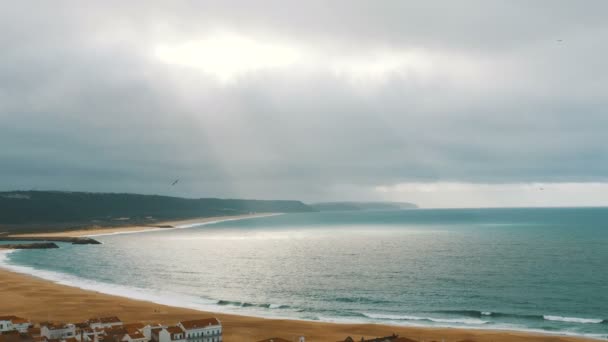 vista superior do convés de observação na praia do oceano azul-turquesa
 - Filmagem, Vídeo