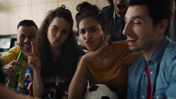 Video of group of friends making selfie with funny faces. Shot with RED helium camera in 8K - Filmagem, Vídeo