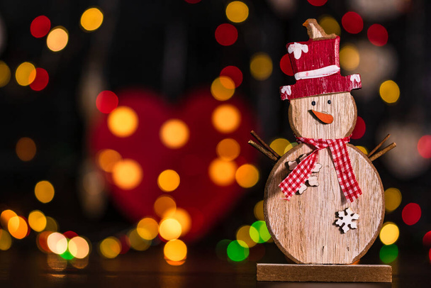 Decoración y ornamentos navideños. Composición navideña sobre fondo de luces borrosas
 - Foto, Imagen