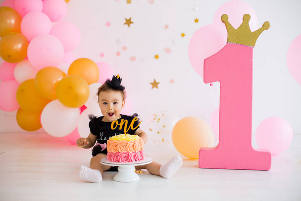 Smash cake for girl first birthday - Foto, afbeelding