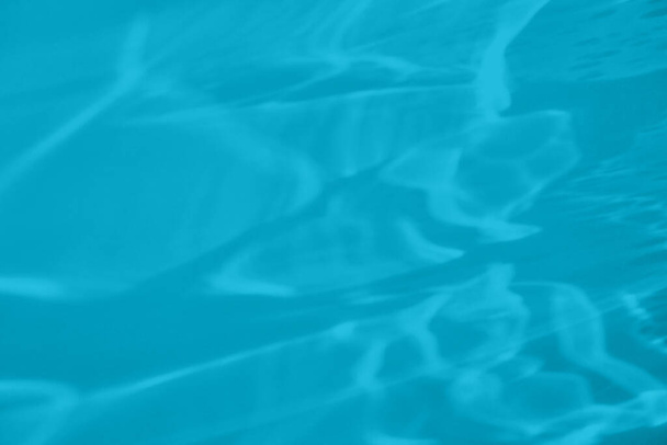 Moda hortelã azul colorido baixo contraste fundo abstrato com luz e sombras efeito cáustico. A luz passa através de um copo. Fundo de água. 2021 tendência de cor ano
 - Foto, Imagem