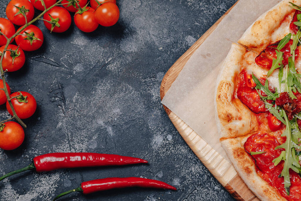 pikantny apetyczny neapolitański pizza na tablicy z pomidorami wiśniowymi i chili, wolne miejsce na tekst - Zdjęcie, obraz