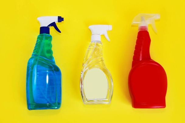πλαστικά μπουκάλια ψεκαστήρες με οικιακή χημική ουσία ένα υγρό - Φωτογραφία, εικόνα