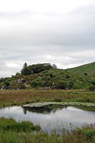 Озеро с горами на заднем плане в национальном парке Килларни, Ирландия - Фото, изображение