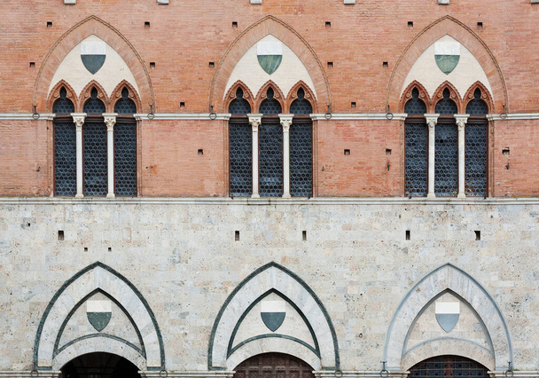 Экстерьер Пьяцца дель Кампо в историческом центре Сиены, Тоскана, Италия, Европа
 - Фото, изображение