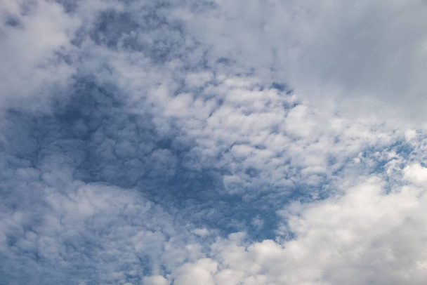 A scenic view of a blue sky with clouds - Zdjęcie, obraz