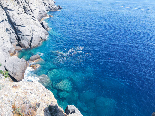 Liguria, Italia - 31 / 05 / 2020: Primer plano de grandes olas rompiendo en la costa de Liguria, Italia, Europa. Olas blancas del mar rompen en el acantilado
. - Foto, imagen