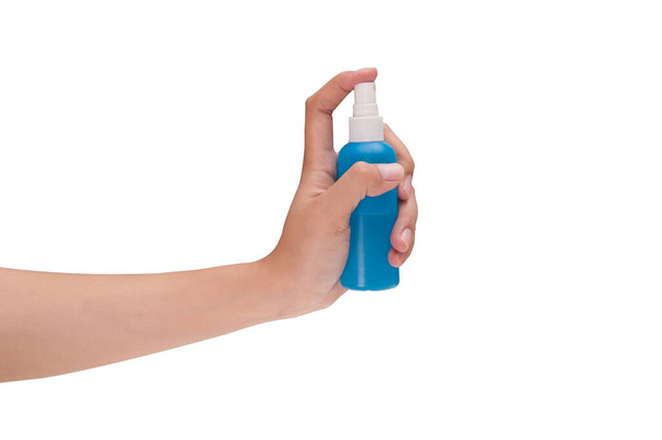 Dłoń kobiety trzymając dezynfektor butelki poiting foward izolowane na białym tle.Dezynfektor ręczny. - Zdjęcie, obraz