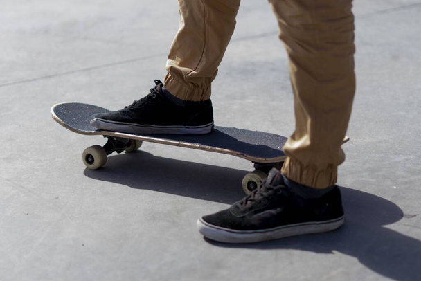 A closeup shot of a male on a skateboard - Foto, Bild