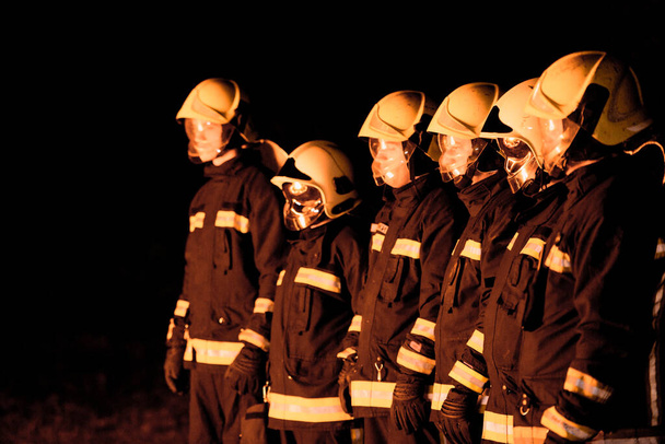 Feuerwehrleute bereiten verschiedene Werkzeuge zur Beseitigung von Brandgefahren vor - Foto, Bild