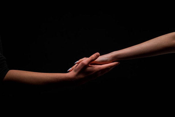 Genç insanların elleri arasında nazik ve yumuşak bir dokunuş - Fotoğraf, Görsel