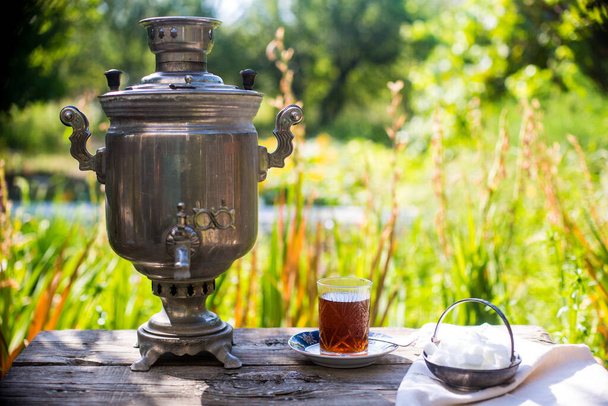 чай з стародавнього залізного горщика
  - Фото, зображення