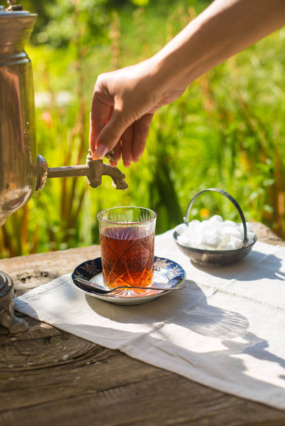 чай из древнего горшка
  - Фото, изображение