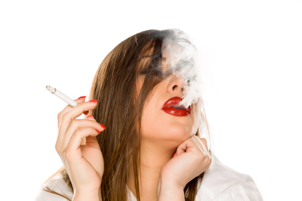 Πορτρέτο της όμορφης γυναίκας με μακιγιάζ και μακριά μαλλιά κάπνισμα τσιγάρων σε λευκό φόντο - Φωτογραφία, εικόνα