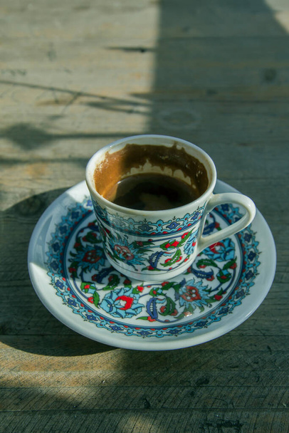 turecka kawa na tle stołu - Zdjęcie, obraz